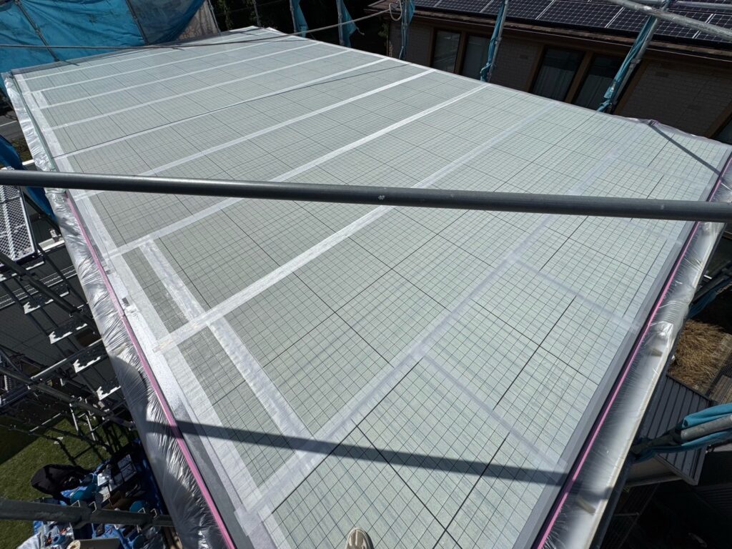 【屋上防水】<br />
自着シート貼り付け<br />
（既存の下地との隙間を作ってくれる通気性能シートになります。）